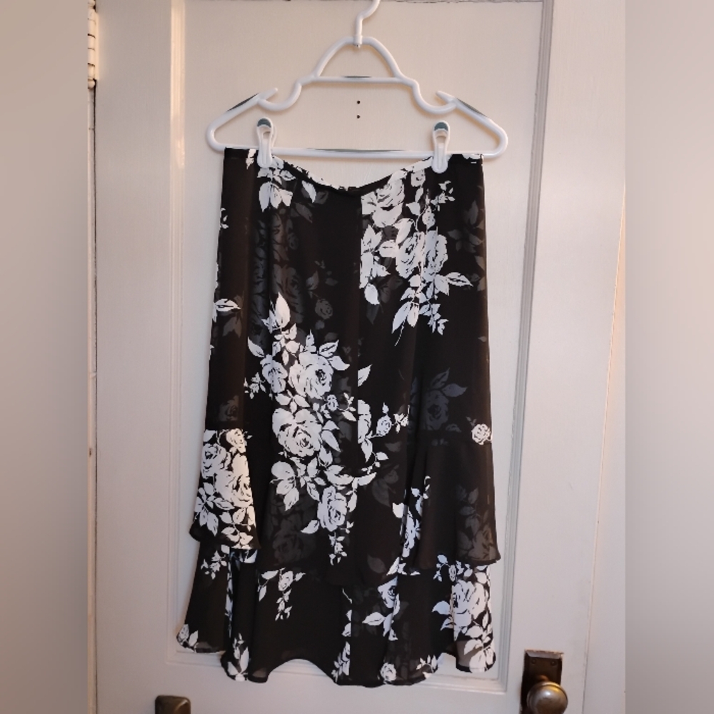 Emma James Black and White Floral Skirt 12 Petite